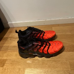 Vapormax  - Ett par nästan helt oanvända vapormax skor. Storlek 43, inga hål, inget slitage, helt fräscha och så gott som nya. Rödsvarta skor, matchar röda och svarta kläder