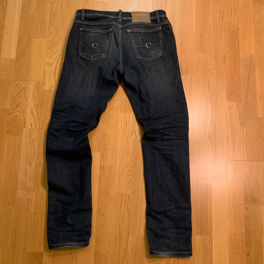 Säljer dessa riktiga snygga jeans från corneliani. I använt skick men inga fel. 8,5/10. W35 L34. Jeans & Byxor.