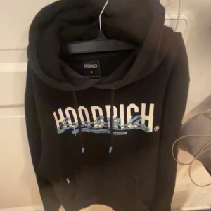 Hoodrich hoodie  - Använts några gånger men är i bra skick, hoodien kan bäras av både tjejer o killar  Går inte att köpa ny längre, limited edition