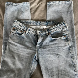 Lågmidjade jeans   - Lågmidajde raka jeans från weekday, säljer då dom inte kommer till användning