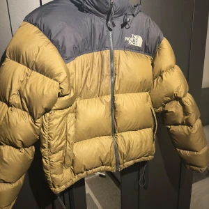 North Face vinterjackan  - Säljer min olivgröna NorthFace jacka. Den är i bra skick och är i storlek M. Jackan är väldigt varm och passar perfekt till vintern. 