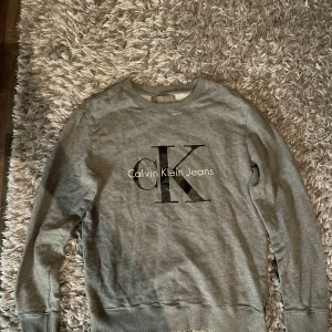 Calvin Klein Jeans Tjock Tröja - Snygg Calvik Klein tjock tröja till bra pris. Bra skick, utan deffekter. Kan gå ner i pris vid snabbaffär.