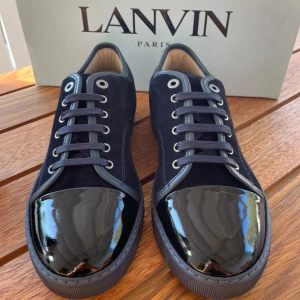 Lanvin skor  - Hej! Säljer nu dessa sjukt snygga lanvin skor. Denna modell görs inte längre! Sjukt sällsynta. Skorna är helt helt nya 10/10 skick. Med skorna medföljer allt og. Box, dustbag och extra skosnören 