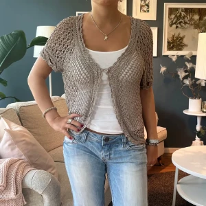 Kortärmad virkad kofta - Säljer denna fina virkade kofta i nytt skick💞Fråga om fler bilder💞Passar även xs och m