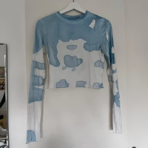 Långärmad tröja - Långärmad tröja från weekday med blå batik. Bra skick.
