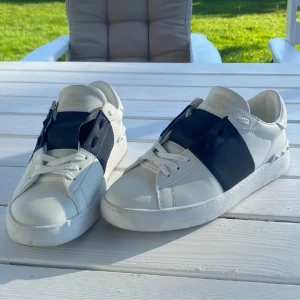 Valentino skor - nyskick, köpte på plick men säljer för dom är för små. Låda medföljer