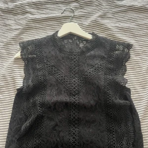 Spets blus - Super söt spets blus från only. Har bara använts en gång och är i helt nytt skick!💓 ‼️nypris 559‼️