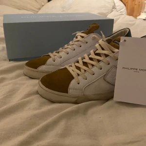 Philippe Model  - Säljer nu mina philippe model skor som har använts 1 gång och är i 10/10 skick. Sulan är lite smutsig för jag har använt dom en gång men rengör skorna innan jag säljer dom. Hör gärna va er om det är något och det går jätte bra att diskutera pris 😀