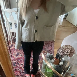 Kofta med fickor! - Superfin kofta från hm! Köpte den på sellpy men den är i superbra skick! Helt slutsåld❤️