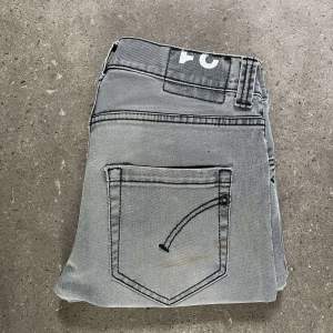 Dondup Jeans | Säljer nu dessa sjukt snygga dondup jeans - Storlek: 31 - skick: 7.510 - nypris 3000kr - vårt pris: 599kr. Litet hål vid bakfickan, syns inte vid användning.