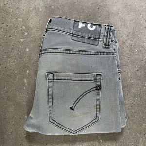 Dondup Jeans   - Dondup Jeans | Säljer nu dessa sjukt snygga dondup jeans - Storlek: 31 - skick: 7.510 - nypris 3000kr - vårt pris: 599kr. Litet hål vid bakfickan, syns inte vid användning.
