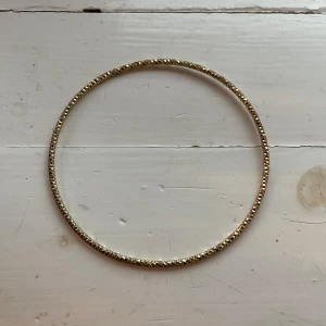 Smycken - Säljer dessa smycken då de är helt oanvända. Köpte dem för några år sedan, ej äkta guld därav pris. Armband:10kr Halsband:10kr/st Ring:5kr/st Allt tillsammans:30kr 