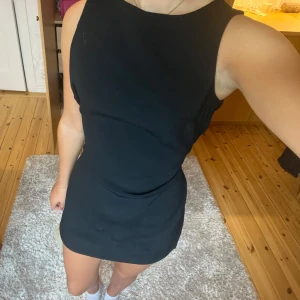 Kort svart klänning - Supernajs basic kort svart klänning som passar till allt! Pris kan diskuteras!💕🤗