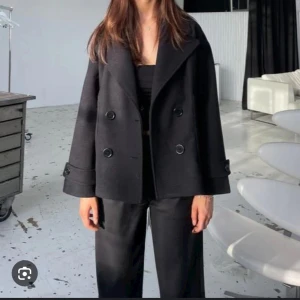 Design by si kappa - Jättefin kappa från design by si köpt för cirka ett år sedan. Har katt i huset därav kan lite kattpäls förekomma på den. En knapp har lossnat men det är pyrdnadsknappen och inte den man knäpper med. Priset kan diskuteras🌸nypris: 757kr