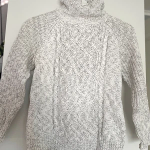 Stickad tröja - Jätte mysig stickad tröja ifrån Lindex. Köpte denna för ca 1 år sedan men växte snabbt ur den. Stor i storleken så passar XS/34-36 Använd ca 5 gånger och är utan defekter. Halsen är hög med ett mjukt tyg på insidan vilken gör den väldigt bekväm.