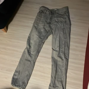 Gråa jeans  - Detta är ett par feta jeans, de är bra använda men inga synliga tecken. De är i S och är regular fit. Dessa köptes för 800 och är i bra skick! Skriv för mer info