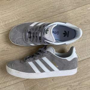 Tjena säljer mina helt oanvända adidas gazelle i stl 38. Med det sagt så är dem i skick 10/10. Ny pris 850, mit pris 450. Priset är ej hugget i sten, är öppen för alla förslag. Bara att höra av sig vid minsta fundering. //Elis :)