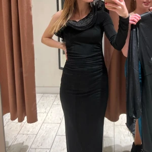 Festklänning med volang🖤 - Jättefin klänning från Gina Tricot🖤Använd en gång 💞