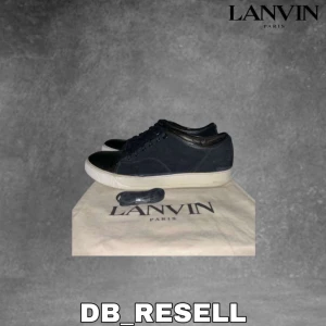 Lanvin captoe (glans) - Tja säljer då ett par tvär feta lanvins i storlek (44 uk 9.5). Skorna är i fint skick 8.5/10. Skorna fraktas samma dag de blir köpta med antingen Instabox eller PostNord. Kan även tänka mig byte emot Valentino rockrunners, flycrew eller Gucci ace. Nya snören och dustbag medföljs. Skriv vid intresse och kom med prisförslag!