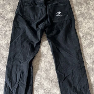 SWEET SKTBS - Rensar garderoben: riktigt feta helsvarta jeans som passar till allt 🙌 skick 9/10 storlek L PRISER ÄR INTE HUGGET I STEN!