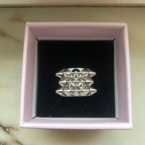 Edblad peak ring - Säljer denna eftertraktade Edblad peak  ringen då jag äger två stycken. Inga defekter! Har kvar boxen. Storleken är S (16,8mm)