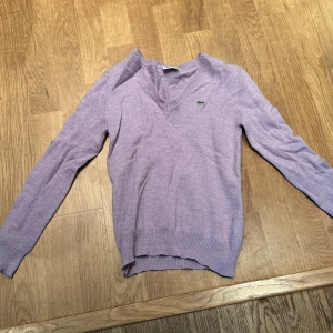 Tröja - V-ringad ljuslila stickad tröja från Lacoste 💜  Ställ frågor eller tryck ”köp nu”!