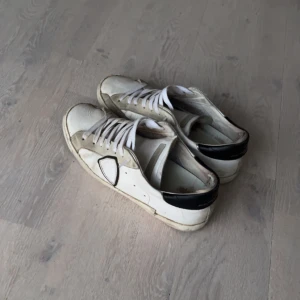 Philippe model - Säljer min Philippe model skor. Dom är i bra men använt skick har mycelet kvar att de, skriv om ni har några frågor eller funderingar. 