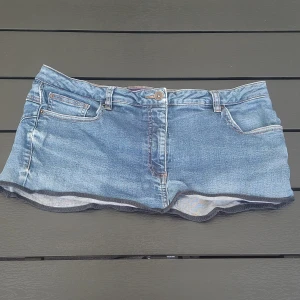 Miniskirt - Säljer min jeanskjol. Passar inte mig längre men den är i jätte bra sick💕