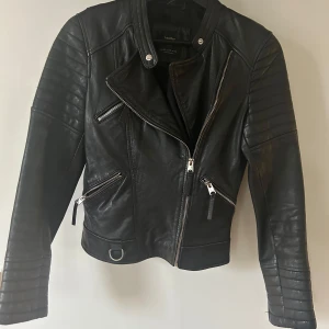 Skinnjackan  - Skinnjacka från Zara, i äkta skinn Storlek XS