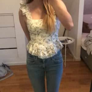 fint linne - Fin tröja med Knyt rygg så man kan justera själv så den passar perfekt! Den har volang längst ner och fina ”puffärmar”💗