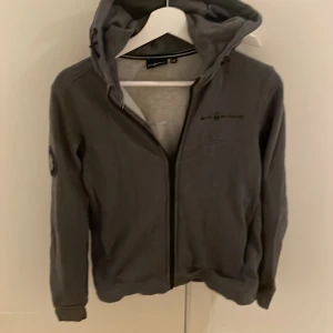 Sail racing zip up - En fet Sail racing zip up med bra kvalitet o feta tryck.