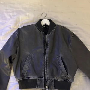 Skinnjacka från zara - Oanvänd Grå/khaki skinnjacka från Zara i storlek S