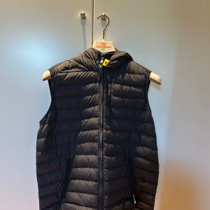Parajumper Väst Stl M - Parajumper väst som säljes då den ej används, köpt på CareOfCarl förra hösten men har endast blivit använd vid fåtal tillfällen så inga tecken på slitage eller användning finns.  Självklart äkta Köpt för 4000kr Parajumper Galje ingår!