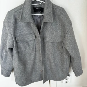 Skjortjacka  - En fin jacka perfekt för hösten. Katt finns i hemmet.