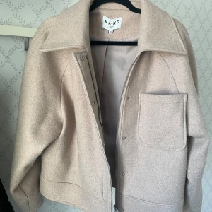 Kappa - Beige kappa från NA-KD storlek 38 250kr