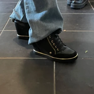 Isabel marant liknande  - Säljer dessa skor med kilklack då de inte kommer till användning😌de är i nyskick! Nypris är 519kr. Hör av dig vid frågor💞