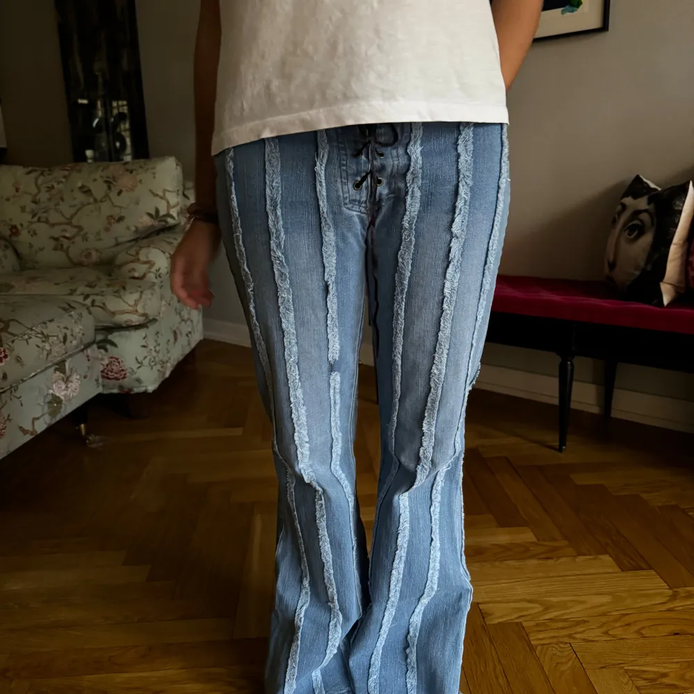 Säljer dessa skit coola jeans!! Knytning där fram och utan fickor!💞 . Jeans & Byxor.