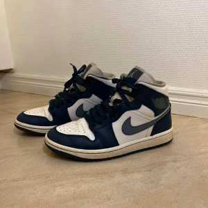 Air Jordan 1 MID sky J french blue  - Snygga jordans, använda men ändå bra skick   37,5 Nypris 1400 