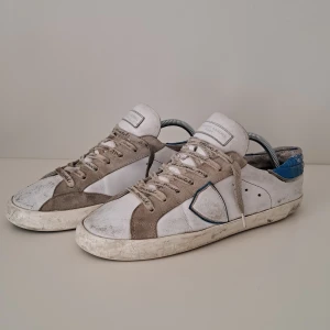 Philippe model skor - Hejsan! Säljer dessa sjukt snygga Philippe model skor som är perfekta året runt! Storlek 37-38 men passar upp till 39! Hålen i hälarna går att fixa, ägaren sa att dem inte läcker, själv inte provat på dem, går fixa för en slant hos en skomakare!