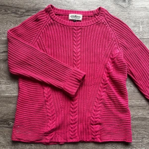 Stickad tröja - liten vit färgfläck, annars bra skick ♡ 