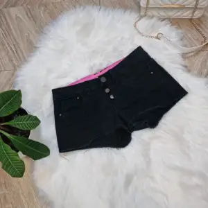 Säljer dessa skit snygga lågmidjade jeans shorts. Storlek: xxs/w23🩷