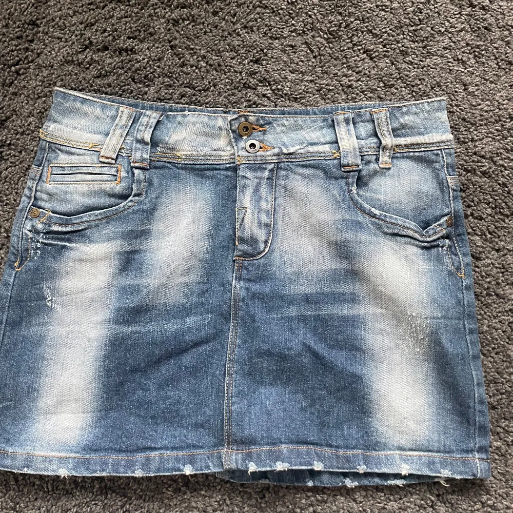 Säljer en jätte snygg lågmidjad jeans kjol som inhe kommer till användning längre, kjolen är i xs/ s och säljer för 99 men kan säkert gå ner vid snabb affär! 💕. Kjolar.