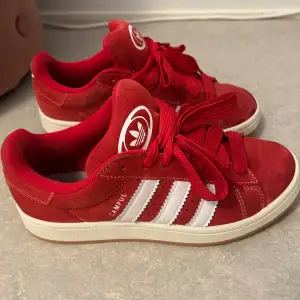 Adidas campus 00s dam sneakers. Slutsålda nästan överallt i storlek 39. Använda några gånger men fortfarande i väldigt bra skick. Storlek 39 1/3 men passar perfekt till mig som har 38/39. Säljer pga att jag knappt får anvönding av dem längre.