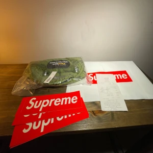 Supreme Waist Bag - Helt oanvänd olivgrön Supreme Waist Bag. Köptes i butiken i London. Kvitto, påse och klistermärken medkommer. Kom med bud! 