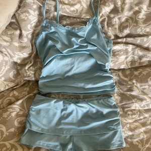 Gulligt pyjamas set foldover shorts - Så gulligt set, tror det är S egentligen men är väldigt liten så skulle säga xs💕