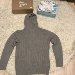 Stickad hoodie - Tja säljer nu denna stickade hoodie i otroligt bra skick. Väldigt stilren och perfekt nu till höst och vinter. Storlek s men passar även m. Vin intresse skriv till mig! (Philippe models i profilen)