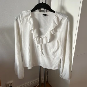 Volangtröja - Vit fin volangtopp från Gina! Pris diskuterbart ❤️