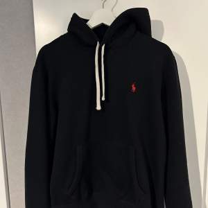 Ralph lauren hoodie i str M. Nyskick 10/10. Nypris 2000. Skriv för fler bilder och frågor 