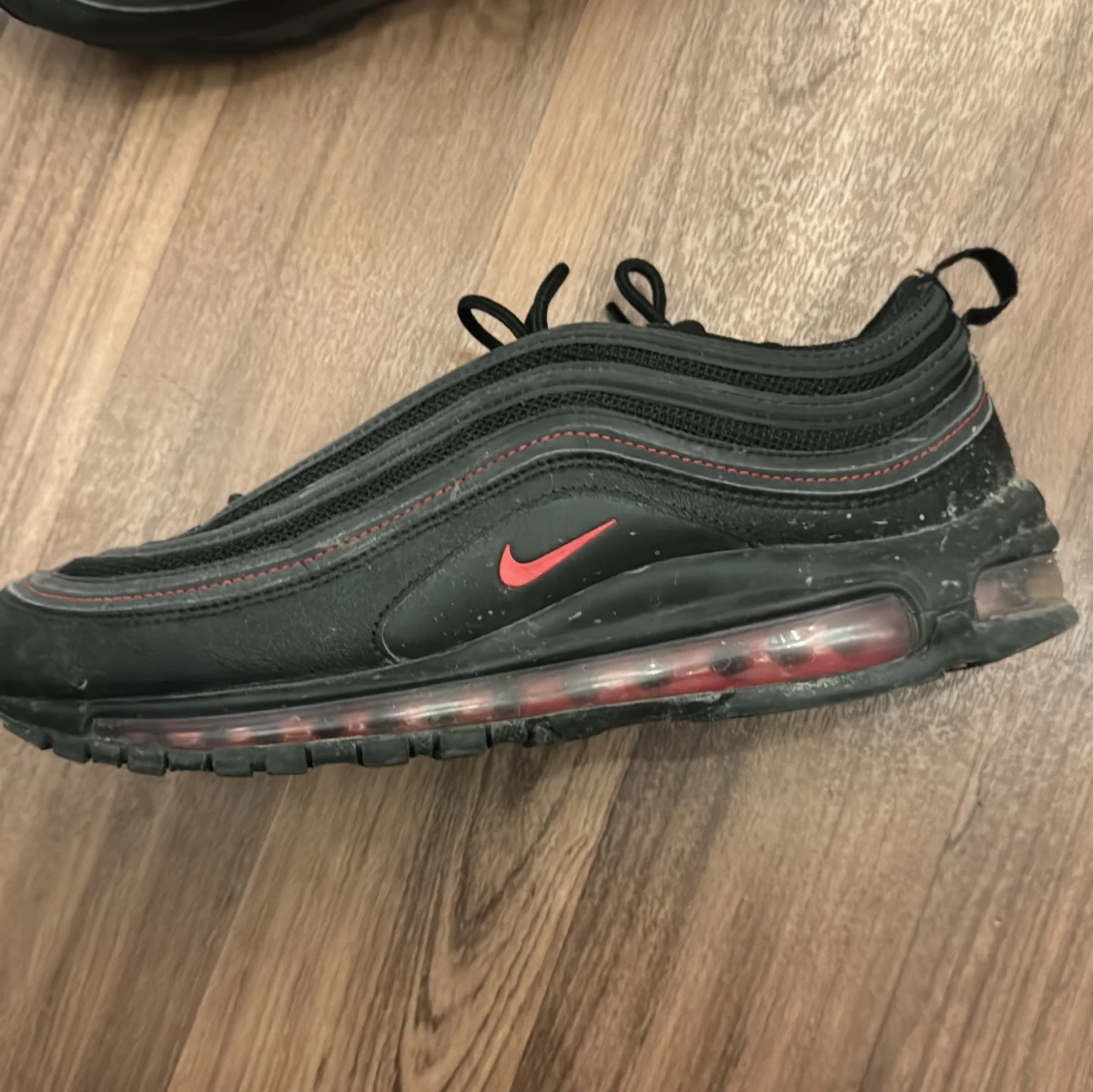 Svarta Nike Air Max 97 med röda detaljer - 90