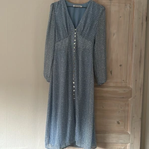 Adoore klänning  - Adoore klänning i modellen Paris Storlek 34  Aldrig använd prislapp finns kvar. Köpte den för den större storleken var förstor men tyvärr kan jag inte ha den mindre storleken heller då den är förliten. Super fina klänning annars. 